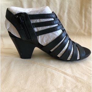 Price Drop‼️NWOT Pair Cobb Hill Strappy Shoes. Black Leather. Size  6M